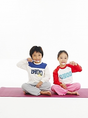 포토 JPG 스튜디오촬영 전신 라이프스타일 여자 남자 어린이 포즈 건강 사람 소녀 소년 두명 친구 운동 한국인 매트 양치 어린이만 국내포토 관계 실내 동양인 생활 청결 파일형식