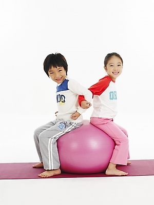 포토 JPG 스튜디오촬영 전신 여자 남자 어린이 포즈 건강 사람 소녀 소년 두명 친구 운동 한국인 매트 짐볼 어린이만 국내포토 관계 실내 동양인 파일형식