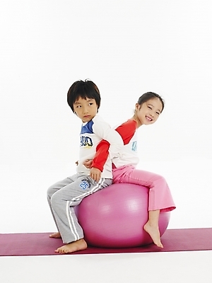 포토 JPG 스튜디오촬영 전신 여자 남자 어린이 포즈 건강 사람 소녀 소년 두명 친구 운동 한국인 매트 짐볼 어린이만 국내포토 관계 실내 동양인 파일형식