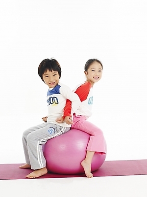 포토 JPG 스튜디오촬영 전신 여자 남자 어린이 포즈 건강 사람 소녀 소년 두명 친구 운동 한국인 매트 짐볼 어린이만 국내포토 관계 실내 동양인 파일형식