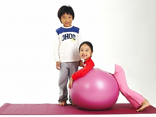 포토 JPG 스튜디오촬영 전신 여자 남자 어린이 포즈 공 건강 사람 소녀 소년 두명 친구 운동 한국인 매트 짐볼 어린이만 국내포토 관계 실내 동양인 파일형식