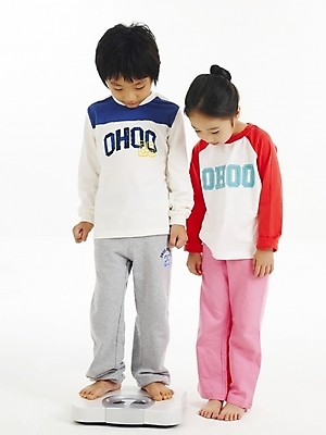 포토 JPG 스튜디오촬영 전신 여자 남자 어린이 포즈 건강 누끼 사람 소녀 소년 두명 친구 한국인 무게 몸무게 체중계 어린이만 국내포토 관계 실내 동양인 파일형식