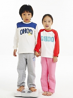 포토 JPG 스튜디오촬영 전신 여자 남자 어린이 포즈 건강 누끼 사람 소녀 소년 두명 한국인 무게 몸무게 체중계 어린이만 국내포토 실내 동양인 파일형식