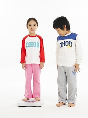 포토 JPG 스튜디오촬영 전신 여자 남자 어린이 포즈 건강 누끼 사람 소녀 소년 두명 한국인 무게 몸무게 체중계 어린이만 국내포토 실내 동양인 파일형식