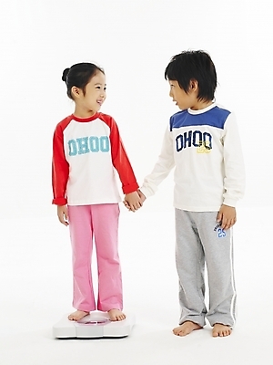 포토 JPG 스튜디오촬영 전신 여자 남자 어린이 포즈 건강 누끼 사람 소녀 소년 두명 한국인 무게 몸무게 체중계 어린이만 국내포토 실내 동양인 파일형식