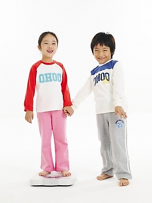 포토 JPG 스튜디오촬영 전신 여자 남자 어린이 포즈 건강 누끼 사람 소녀 소년 두명 한국인 무게 몸무게 체중계 어린이만 국내포토 실내 동양인 파일형식