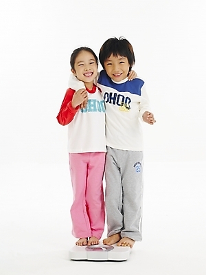 포토 JPG 스튜디오촬영 전신 여자 남자 어린이 포즈 건강 누끼 사람 소녀 소년 두명 한국인 무게 몸무게 체중계 어린이만 국내포토 실내 동양인 파일형식