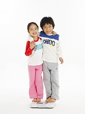 포토 JPG 스튜디오촬영 전신 여자 남자 어린이 포즈 건강 누끼 사람 소녀 소년 두명 친구 한국인 무게 몸무게 체중계 어린이만 국내포토 관계 실내 동양인 파일형식