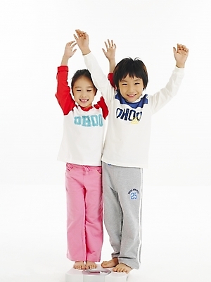 포토 JPG 스튜디오촬영 전신 여자 남자 어린이 포즈 건강 누끼 사람 소녀 소년 두명 친구 만세 한국인 무게 몸무게 체중계 어린이만 국내포토 관계 모션 실내 동양인 파일형식