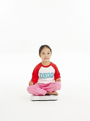 포토 JPG 스튜디오촬영 전신 여자 어린이 포즈 건강 한명 누끼 사람 소녀 한국인 무게 몸무게 체중계 여자만 여자한명만 어린이만 소녀만 소녀한명만 국내포토 1 실내 동양인 파일형식