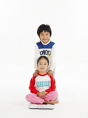 포토 JPG 스튜디오촬영 전신 여자 남자 어린이 포즈 건강 누끼 사람 소녀 소년 두명 친구 한국인 무게 몸무게 체중계 어린이만 국내포토 관계 실내 동양인 파일형식