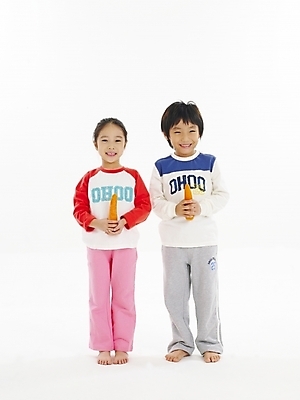 포토 JPG 스튜디오촬영 전신 여자 남자 어린이 음식 포즈 채소 건강 누끼 사람 소녀 소년 두명 친구 당근 한국인 어린이만 국내포토 관계 뿌리채소 실내 동양인 파일형식