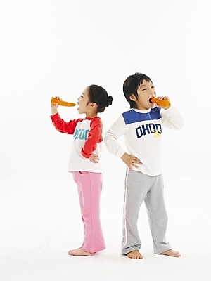 포토 JPG 스튜디오촬영 전신 여자 남자 어린이 음식 포즈 채소 건강 누끼 사람 소녀 소년 두명 친구 당근 한국인 어린이만 국내포토 관계 뿌리채소 실내 동양인 파일형식