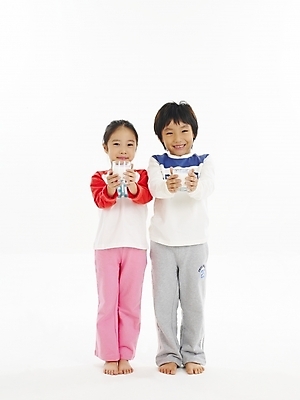 포토 JPG 스튜디오촬영 전신 여자 남자 어린이 음식 포즈 건강 누끼 사람 소녀 소년 두명 컵 친구 한국인 우유 어린이만 국내포토 식기 관계 유제품 실내 동양인 파일형식