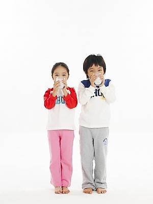 포토 JPG 스튜디오촬영 전신 여자 남자 어린이 음식 포즈 건강 누끼 사람 소녀 소년 두명 컵 친구 한국인 우유 어린이만 국내포토 식기 관계 유제품 실내 동양인 파일형식