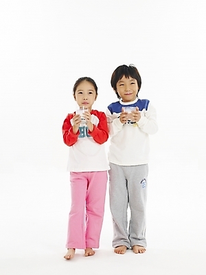 포토 JPG 스튜디오촬영 전신 여자 남자 어린이 음식 포즈 건강 누끼 사람 소녀 소년 두명 컵 친구 한국인 우유 어린이만 국내포토 식기 관계 유제품 실내 동양인 파일형식