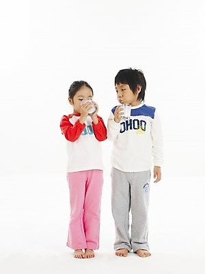 포토 JPG 스튜디오촬영 전신 여자 남자 어린이 음식 포즈 건강 누끼 사람 소녀 소년 두명 컵 친구 한국인 우유 어린이만 국내포토 식기 관계 유제품 실내 동양인 파일형식