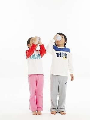 포토 JPG 스튜디오촬영 전신 여자 남자 어린이 음식 포즈 건강 누끼 사람 소녀 소년 두명 컵 친구 한국인 우유 어린이만 국내포토 식기 관계 유제품 실내 동양인 파일형식