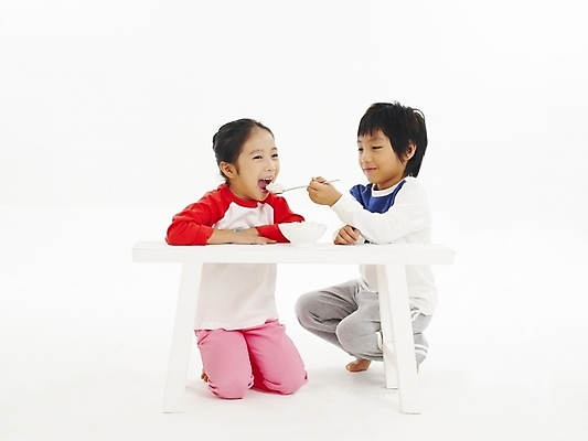 포토 JPG 스튜디오촬영 전신 그릇 여자 남자 어린이 음식 포즈 탁자 밥 건강 누끼 사람 소녀 소년 두명 친구 숟가락 한국인 어린이만 국내포토 식기 가구 관계 수저 실내 동양인 파일형식