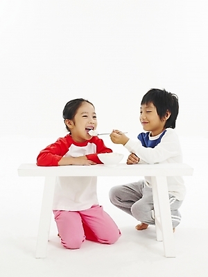 포토 JPG 스튜디오촬영 전신 그릇 여자 남자 어린이 음식 포즈 탁자 밥 건강 누끼 사람 소녀 소년 두명 친구 숟가락 한국인 어린이만 국내포토 식기 가구 관계 수저 실내 동양인 파일형식