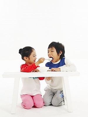 포토 JPG 스튜디오촬영 전신 그릇 식기 여자 남자 어린이 음식 포즈 탁자 밥 건강 사람 소녀 소년 두명 컵 친구 숟가락 한국인 우유 어린이만 국내포토 가구 관계 유제품 수저 실내 동양인 파일형식