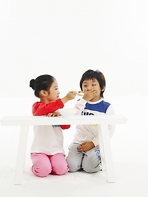 포토 JPG 스튜디오촬영 전신 그릇 식기 여자 남자 어린이 음식 포즈 탁자 밥 김치 건강 사람 소녀 소년 두명 친구 숟가락 한국인 거절 어린이만 국내포토 한식 가구 컨셉 관계 수저 실내 동양인 파일형식