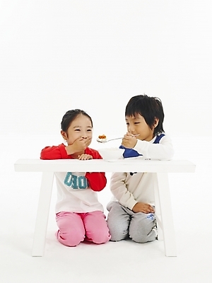 포토 JPG 스튜디오촬영 전신 그릇 식기 여자 남자 어린이 음식 포즈 탁자 밥 김치 건강 사람 소녀 소년 두명 친구 숟가락 한국인 거절 어린이만 국내포토 한식 가구 컨셉 관계 수저 실내 동양인 파일형식