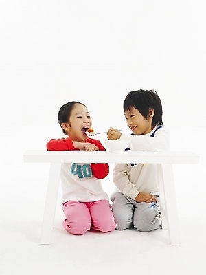 포토 JPG 스튜디오촬영 전신 그릇 식기 여자 남자 어린이 음식 포즈 탁자 밥 김치 건강 사람 소녀 소년 두명 친구 숟가락 한국인 어린이만 국내포토 한식 가구 관계 수저 실내 동양인 파일형식