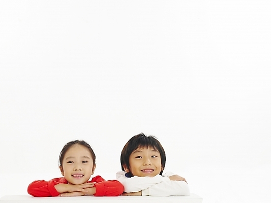 포토 JPG 스튜디오촬영 여자 남자 어린이 포즈 부분 탁자 건강 사람 소녀 소년 상반신 두명 친구 한국인 어린이만 국내포토 가구 관계 실내 동양인 파일형식