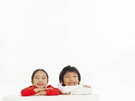 포토 JPG 스튜디오촬영 여자 남자 어린이 포즈 부분 탁자 건강 사람 소녀 소년 상반신 두명 친구 한국인 어린이만 국내포토 가구 관계 실내 동양인 파일형식