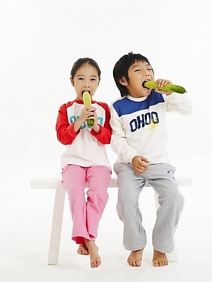 포토 JPG 스튜디오촬영 전신 여자 남자 어린이 음식 포즈 채소 의자 오이 건강 사람 소녀 소년 두명 친구 한국인 어린이만 국내포토 가구 관계 실내 동양인 파일형식