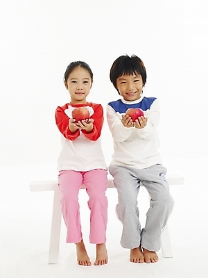 포토 JPG 스튜디오촬영 전신 여자 남자 어린이 음식 포즈 의자 과일 건강 사람 소녀 소년 두명 친구 한국인 사과 어린이만 국내포토 가구 관계 실내 동양인 파일형식