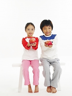 포토 JPG 스튜디오촬영 전신 여자 남자 어린이 음식 포즈 의자 과일 건강 사람 소녀 소년 두명 친구 한국인 사과 어린이만 국내포토 가구 관계 실내 동양인 파일형식