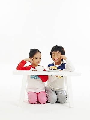 포토 JPG 스튜디오촬영 전신 그릇 식기 접시 여자 남자 어린이 음식 포즈 탁자 밥 패스트푸드 건강 사람 소녀 소년 두명 친구 한국인 햄버거 고민 갈등 어린이만 국내포토 감정 가구 관계 실내 동양인 인스턴트 파일형식