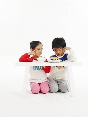 포토 JPG 스튜디오촬영 전신 그릇 식기 접시 여자 남자 어린이 음식 포즈 탁자 밥 패스트푸드 건강 사람 소녀 소년 두명 친구 한국인 햄버거 고민 갈등 어린이만 국내포토 감정 가구 관계 실내 동양인 인스턴트 파일형식