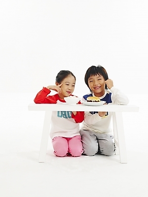 포토 JPG 스튜디오촬영 전신 그릇 식기 접시 여자 남자 어린이 음식 포즈 탁자 밥 패스트푸드 건강 사람 소녀 소년 두명 친구 한국인 햄버거 고민 갈등 어린이만 국내포토 감정 가구 관계 실내 동양인 인스턴트 파일형식