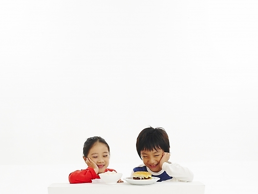 포토 JPG 스튜디오촬영 전신 그릇 식기 접시 여자 남자 어린이 음식 포즈 부분 탁자 밥 패스트푸드 건강 사람 소녀 소년 상반신 두명 친구 한국인 햄버거 고민 갈등 어린이만 국내포토 감정 가구 관계 실내 동양인 인스턴트 파일형식