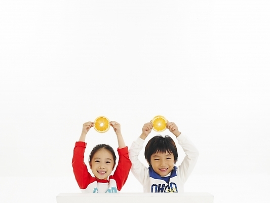 포토 JPG 스튜디오촬영 여자 열매 남자 어린이 음식 포즈 오렌지 과일 부분 탁자 건강 사람 소녀 소년 상반신 두명 친구 한국인 어린이만 국내포토 식물 가구 관계 실내 동양인 파일형식