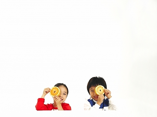 포토 JPG 스튜디오촬영 여자 열매 남자 어린이 음식 포즈 오렌지 과일 부분 탁자 건강 사람 소녀 소년 상반신 두명 친구 한국인 어린이만 국내포토 식물 가구 관계 실내 동양인 파일형식