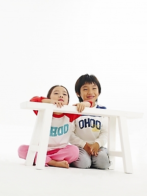 포토 JPG 스튜디오촬영 전신 여자 남자 어린이 포즈 탁자 사람 소녀 소년 두명 친구 한국인 어린이만 국내포토 가구 관계 실내 동양인 파일형식