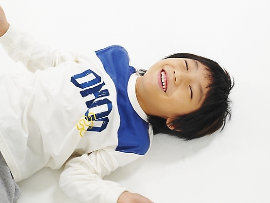 포토 JPG 스튜디오촬영 남자 행복 어린이 포즈 부분 건강 한명 미소 웃음 사람 소년 상반신 하이앵글 눕기 한국인 남자만 남자한명만 어린이만 소년만 소년한명만 해맑음 국내포토 1 감정 뷰포인트 모션 실내 표정 동양인 파일형식