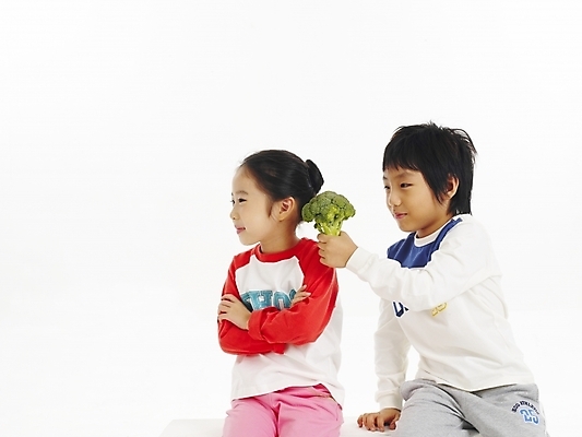 포토 JPG 스튜디오촬영 여자 남자 어린이 음식 포즈 채소 부분 건강 사람 소녀 소년 상반신 두명 친구 한국인 브로콜리 어린이만 국내포토 관계 실내 동양인 파일형식