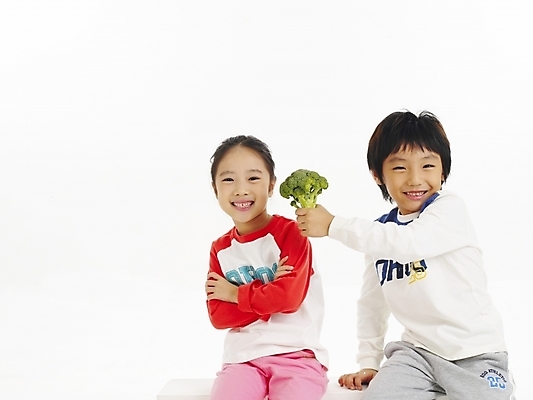 포토 JPG 스튜디오촬영 여자 남자 어린이 음식 포즈 채소 부분 건강 사람 소녀 소년 상반신 두명 친구 한국인 브로콜리 어린이만 국내포토 관계 실내 동양인 파일형식