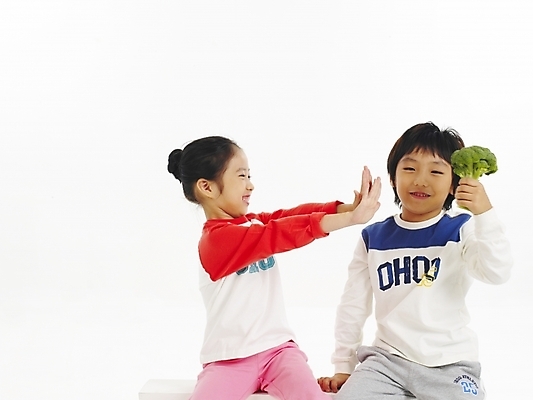 포토 JPG 스튜디오촬영 여자 남자 어린이 음식 포즈 채소 부분 건강 사람 소녀 소년 상반신 두명 친구 한국인 브로콜리 어린이만 국내포토 관계 실내 동양인 파일형식