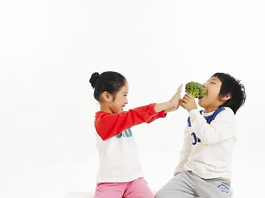 포토 JPG 스튜디오촬영 여자 남자 어린이 음식 포즈 채소 부분 건강 사람 소녀 소년 상반신 두명 친구 한국인 브로콜리 어린이만 국내포토 관계 실내 동양인 파일형식