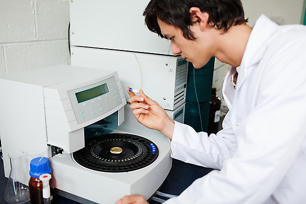 포토 JPG 해외이미지 과학 장갑 유리 병원 실험 한명 약 기계 장비 기구 액체 실험실 생명공학 연구원 플라스틱 과학자 분석 생물학 튜브 화학물질 해외202004 해외포토 직업 1 잡화 교육 컨셉 의학 재질 사람 화학 학자 파일형식