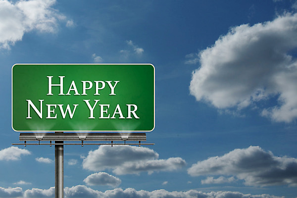 포토 JPG 해외이미지 구름 텍스트 하늘 사람없음 초록색 햇빛 태양 맑음 사인 도로표지판 해피뉴이어 카피스페이스 해외202004 해외포토 자연요소 도로 컬러 날씨 공백 새해인사 표지판 파일형식