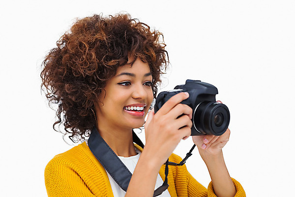 포토 JPG 해외이미지 응시 여자 한명 서기 들기 상반신 20대 청년 성인 취미 옆모습 사진촬영 잡기 사진사 흰배경 성인여자한명만 해외202004 해외포토 1 시선 뷰포인트 백그라운드 모션 사람 촬영 흰색 작가 여자한명만 성인여자만 파일형식