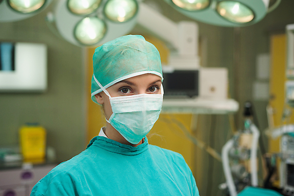 포토 JPG 해외이미지 백인 여자 의료기기 실내 건강 병원 한명 서기 20대 성인 의사 가운 수술 외과 의료성형뷰티 성인여자한명만 해외202004 해외포토 서양인 1 옷 의학 모션 사람 청년 내부 치료 의료진 여자한명만 성인여자만 파일형식