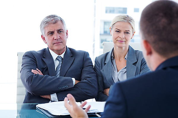 포토 JPG 해외이미지 백인 여자 남자 40대 중년 50대 실내 앉기 손짓 상반신 20대 성인 세명 노트북 사무실 팔짱 비즈니스맨 비즈니스우먼 직원 면접 지원 해외202004 해외포토 서양인 비즈니스 모션 사람 청년 내부 전자제품 직장인 파일형식